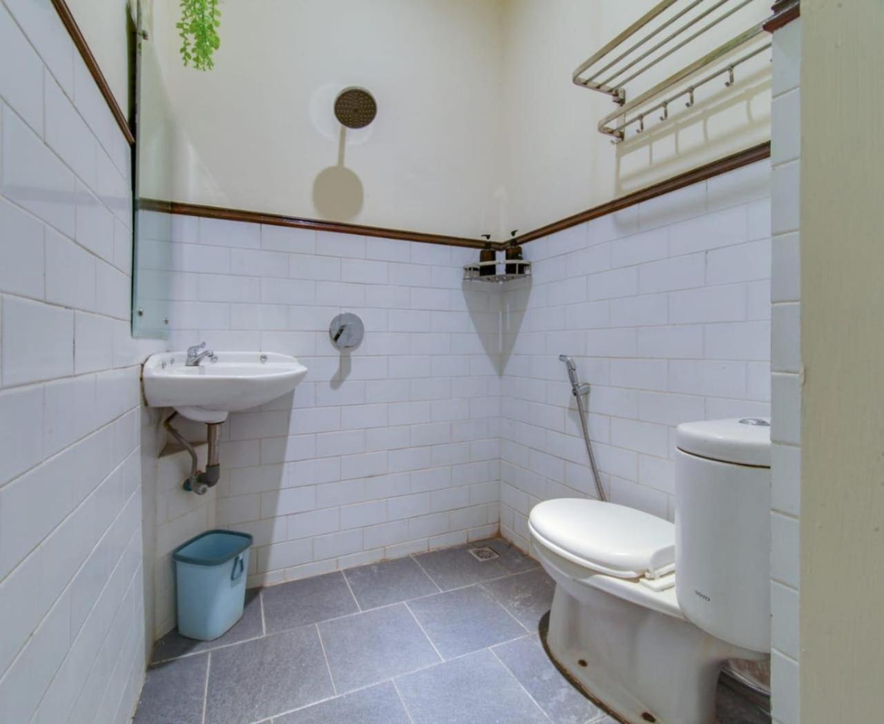 Escotel Casa De Luga Джакарта Екстериор снимка